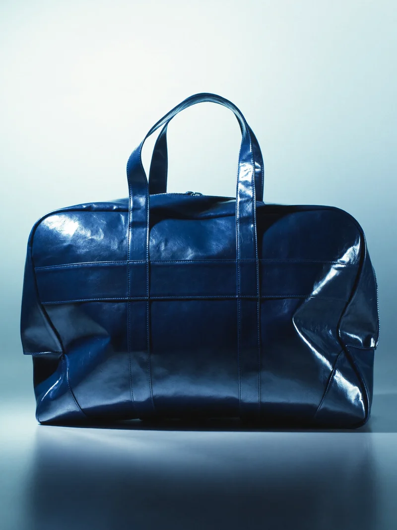 Studio illustrato: weekender scultoreo in tela cerata